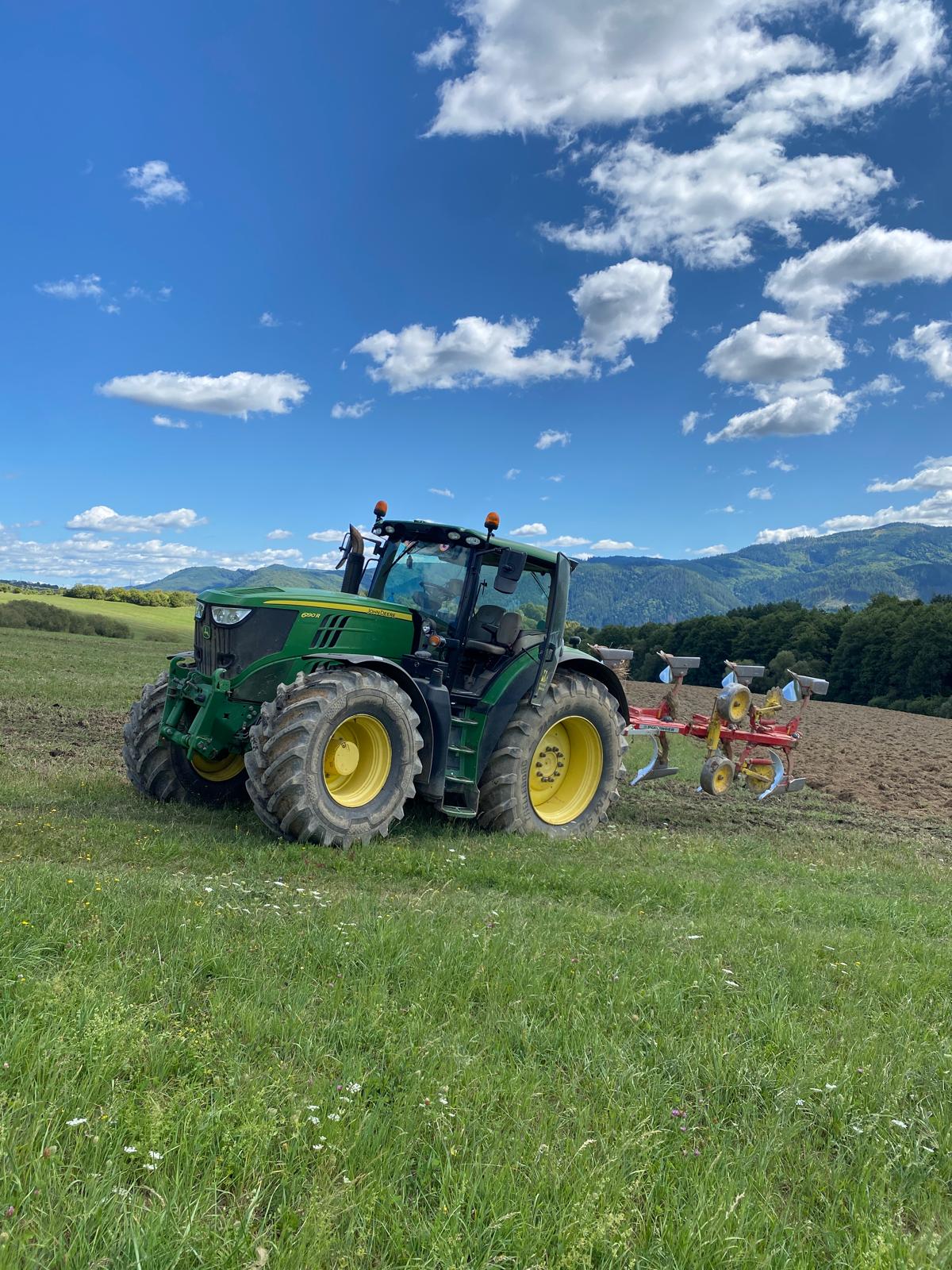 Traktor pri orbe na horskom poli