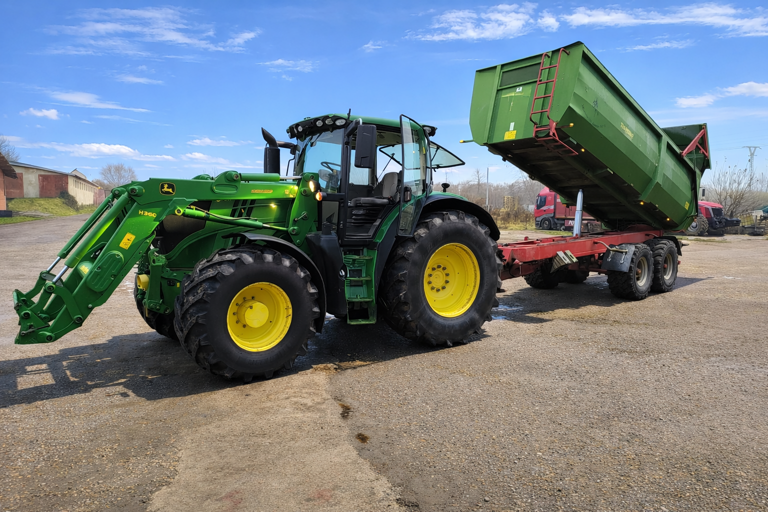 Traktor s výklopným návesom pripravený na prácu