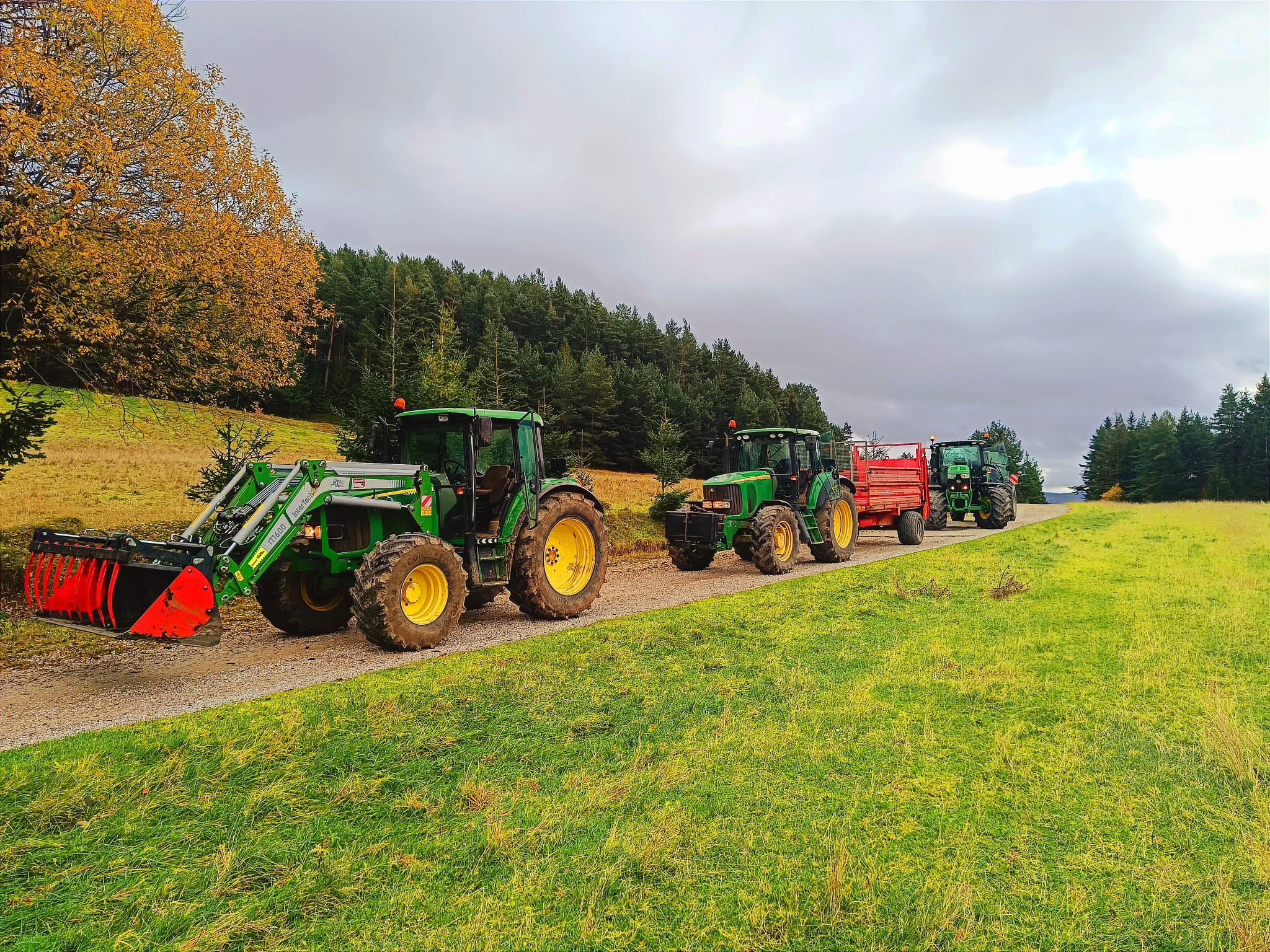 Poľnohospodárska technika pripravená na sezónne nasadenie