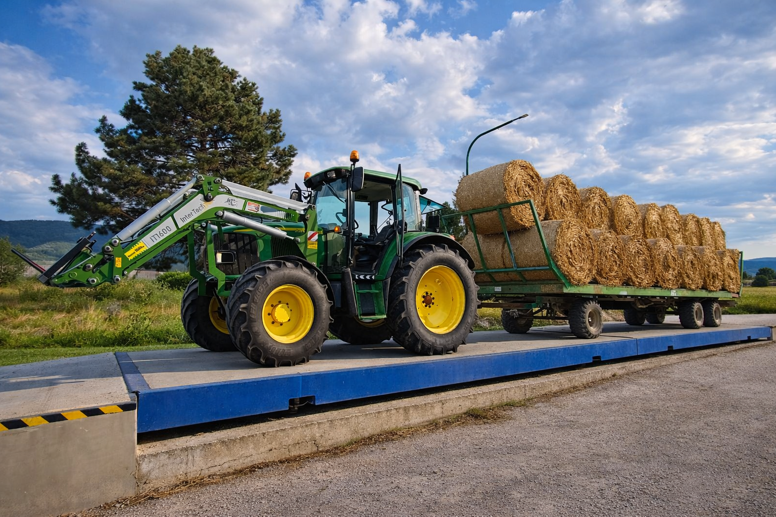Traktor s nákladom balíkov na váhe